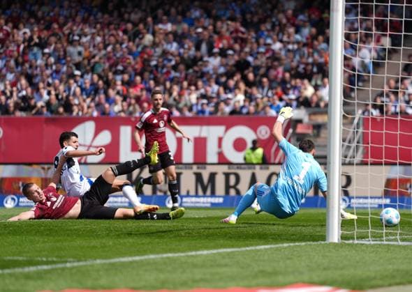 Ondrej Karafiat 1 FC Nuernberg, 44 on a missed chance to score against Daniel Elfadli Hamburger SV, 8 and Daniel Heuer Fernandes Hamburger SV, 1 GER, 1 FC Nuernberg vs Hamburger SV, 2 Bundesliga, Matchday 28, Season 2024 2025, 05 04 2025 DFL REGULATIONS PROHIBIT ANY USE OF PHOTOGRAPHS AS IMAGE SEQUENCES AND OR QUASI VIDEO GER, 1 FC Nuernberg vs Hamburger SV, 2 Bundesliga, 28 Matchday, Season 2024 2025, 05 04 2025 Nuernberg Copyright: xEibner-Pressefoto ScottxColemanx EP_SCN