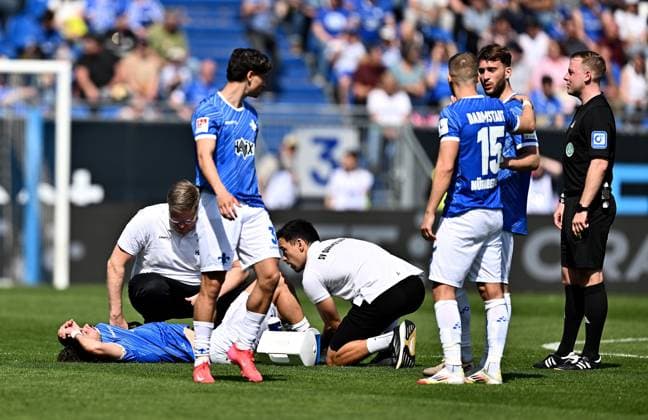 05 04 2025, xfux, Fussball 2 Bundesliga, SV Darmstadt 98 SpVgg Greuther Fuerth v l Fraser Hornby SV Darmstadt 98 receive an injury, bursied, harried, hurt, injured, trauma, disappointed, crestfallen, verletzt, injury DFL DFB REGULATIONS PROHIBIT ANY USE OF PHOTOGRAPHS as IMAGE SEQUENCES and or QUASI VIDEO Licensing of this image to and or by SV Darmstadt 1898 e V and subsidiaries is not permitted No release of or sale to SV Darmstadt 1898 e V Darmstadt