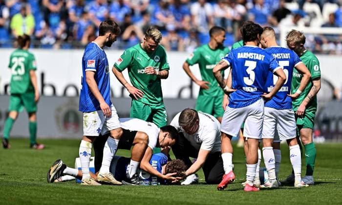 05 04 2025, xfux, Fussball 2 Bundesliga, SV Darmstadt 98 SpVgg Greuther Fuerth v l Luca Marseiler SV Darmstadt 98 receive an injury, bursied, harried, hurt, injured, injury, trauma, disappointed, crestfallen, verletzt, Verletzung, Team doctor Dr Philip Jessen SV Darmstadt 98 DFL DFB REGULATIONS PROHIBIT ANY USE OF PHOTOGRAPHS as IMAGE SEQUENCES and or QUASI VIDEO Licensing of this image to and or by SV Darmstadt 1898 e V and subsidiaries is not permitted No release of or sale to SV Darmstadt 1898 e V Darmstadt