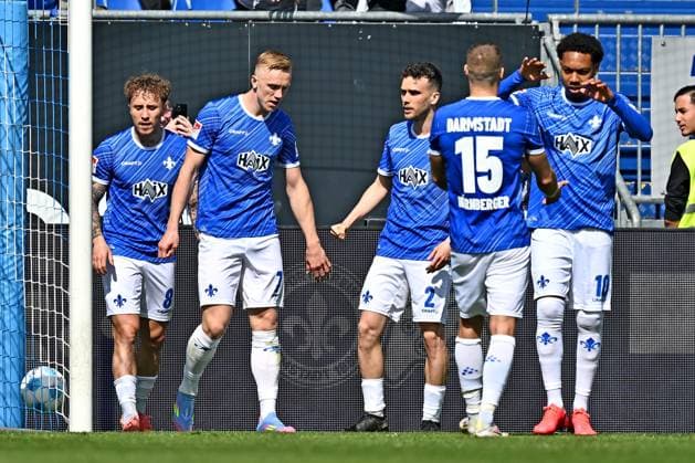 05 04 2025, xfux, Fußball 2 Bundesliga, SV Darmstadt 98 SpVgg Greuther Fuerth v l Luca Marseiler SV Darmstadt 98 , Torschuetze Torschütze Isac Lidberg SV Darmstadt 98 , Sergio Lopez Lopez SV Darmstadt 98 , Fabian Nürnberger Nuernberger SV Darmstadt 98 , Jean Paul Boà tius Boetius SV Darmstadt 98 Torjubel, Jubel, Goal celebration, celebrate the goal zum 1 0 jubelnd bejubelt jubelt jubeln Jubel DFL DFB REGULATIONS PROHIBIT ANY USE OF PHOTOGRAPHS as IMAGE SEQUENCES and or QUASI VIDEO Licensing of this image to and or by SV Darmstadt 1898 e V and subsidiaries is not permitted No release of or sale to SV Darmstadt 1898 e V Darmstadt