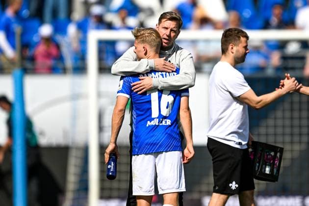 Andreas Mueller SV Darmstadt 98, 16 and Florian Kohfeldt SV Darmstadt 98, coach hug after the match, GER, SV Darmstadt 98 vs SpVgg Greuther Fuerth, 2 Bundesliga, Soccer, Matchday 28, Season 2024 2025, 05 04 2025 DFL REGULATES PROHIBIT ANY USE OF PHOTOGRAPHS as IMAGE SEQUENCES and or QUASI VIDEO GER, SV Darmstadt 98 vs SpVgg Greuther Fuerth, 2 Bundesliga, Football, Matchday 28, Season 2024 2025, 05 04 2025 Darmstadt Copyright: xEibner-Pressefoto FlorianxWiegandx EP_FWD