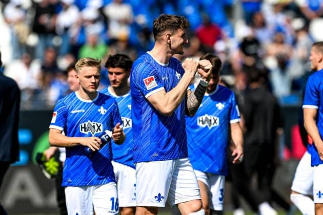 Matej Maglica SV Darmstadt 98, 05 cheers after the match, GER, SV Darmstadt 98 vs SpVgg Greuther Fuerth, 2 Bundesliga, Football, Matchday 28, Season 2024 2025, 05 04 2025 DFL REGULATIONS PROHIBIT ANY USE OF PHOTOGRAPHS as IMAGE SEQUENCES and or QUASI VIDEO GER, SV Darmstadt 98 vs SpVgg Greuther Fuerth, 2 Bundesliga, Football, Matchday 28, Season 2024 2025, 05 04 2025 Darmstadt Copyright: xEibner-Pressefoto FlorianxWiegandx EP_FWD
