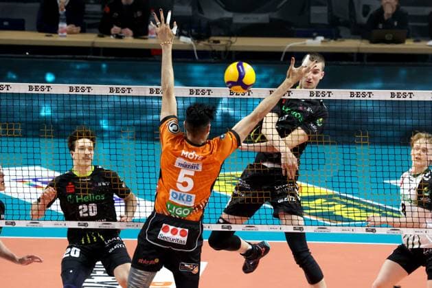 DEU, DVV, 1 VBL, BR Volleys vs Helios Grizzlys Giesen, 05 04 2025, Max Schmeling Halle, Berlin, DEU, DVV, 1 VBL, BR Volleys vs Helios Grizzlys Giesen, in the picture Nehemiah Mote BR Volleys 5 , Noah Baxpoehler Giesen 4 Photo Juergen Engler nordphoto GmbH nordphotoxGmbHx xEngler nph00076