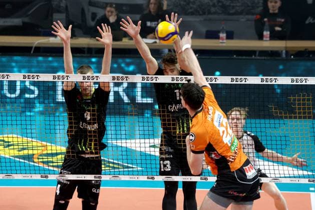 DEU, DVV, 1 VBL, BR Volleys vs Helios Grizzlys Giesen, 05 04 2025, Max Schmeling Halle, Berlin, DEU, DVV, 1 VBL, BR Volleys vs Helios Grizzlys Giesen, in the picture Jake Hanes BR Volleys 22 , Noah Baxpoehler Giesen 4 , Jori Mantha Giesen 13 Photo Juergen Engler nordphoto GmbH nordphotoxGmbHx xEngler nph00076
