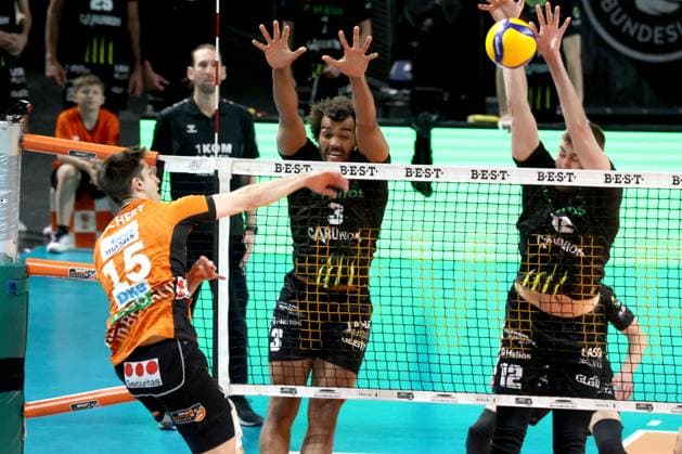 DEU, DVV, 1 VBL, BR Volleys vs Helios Grizzlys Giesen, 05 04 2025, Max Schmeling Halle, Berlin, DEU, DVV, 1 VBL, BR Volleys vs Helios Grizzlys Giesen, in the picture Moritz Reichert BR Volleys 15 , MITCH AHYI Giesen 3 , Jakob Guenthoer Giesen 12 , Foto Juergen Engler nordphoto GmbH nordphotoxGmbHx xEngler nph00076