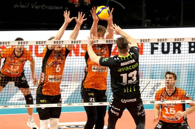 DEU, DVV, 1 VBL, BR Volleys vs Helios Grizzlys Giesen, 05 04 2025, Max Schmeling Halle, Berlin, DEU, DVV, 1 VBL, BR Volleys vs Helios Grizzlys Giesen, in the picture Johannes Tille BR Volleys 6 , Tobias Krick BR Volleys 21 , Jori Mantha Giesen 13 Photo Juergen Engler nordphoto GmbH nordphotoxGmbHx xEngler nph00076