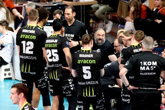 DEU, DVV, 1 VBL, BR Volleys vs Helios Grizzlys Giesen, 05 04 2025, Max Schmeling Halle, Berlin, DEU, DVV, 1 VBL, BR Volleys vs Helios Grizzlys Giesen, in the picture coach Itamar Stein Giesen , Gießen players photo Juergen Engler nordphoto GmbH nordphotoxGmbHx xEngler nph00076