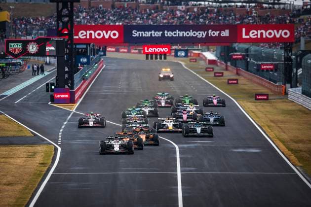 F1 - JAPANESE GRAND PRIX 2025 01 VERSTAPPEN Max (nld), Red Bull Racing RB21, 04 NORRIS Lando (gbr), McLaren F1 Team MCL39, action, start of the race, depart, during the Formula 1 Lenovo Japanese Grand Prix 2025, 3rd round of the 2025 FIA Formula One World Championship, WM, Weltmeisterschaft from April 4 to 6, 2025 on the Suzuka Circuit, in Suzuka, Japan - SuzukaJapan Copyright: xEricxAlonsox