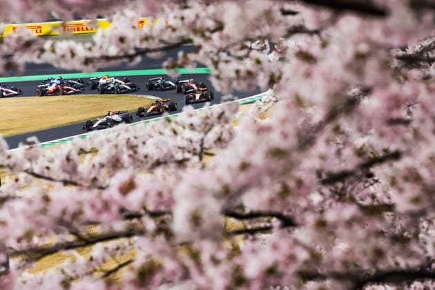 Sport Bilder des Tages F1 - JAPANESE GRAND PRIX 2025 Start of the race: 01 VERSTAPPEN Max (nld), Red Bull Racing RB21, 04 NORRIS Lando (gbr), McLaren F1 Team MCL39, 81 PIASTRI Oscar (aus), McLaren F1 Team MCL39, action, during the Formula 1 Lenovo Japanese Grand Prix 2025, 3rd round of the 2025 FIA Formula One World Championship, WM, Weltmeisterschaft from April 4 to 6, 2025 on the Suzuka Circuit, in Suzuka, Japan - SuzukaJapan Copyright: xFLORENTxGOODENx