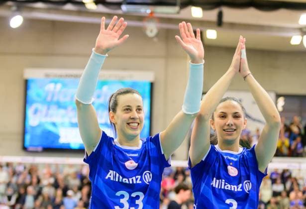 Team Allianz MTV Stuttgart, the team celebrates its 3 0 success, including Milana Bozic Allianz MTV Stuttgart, 03 , Allianz MTV Stuttgart vs Dresdner SC, Volleyball Bundesliga Frauen, Halbfinale Playoff Best 1st of 3 , Spielzeit 2024 2025, 06 04 2025 Eibner Pressefoto Andreas Ulmer Allianz MTV Stuttgart vs Dresdner SC, Volleyball Bundesliga Frauen, Halbfinale Playoff Best 1st of 3 , Spielzeit 2024 2025, 06 04 2025 Stuttgart Copyright: xEibner-Pressefoto AndreasxUlmerx EP_AUR