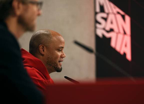 Football, Men, Champions League, Season 2024 2025, FC Bayern Munich, International Press Conference Vincent Kompany, Coach FC Bayern Munich at the press conference, Head, Portrait, side profile, Mia san mia