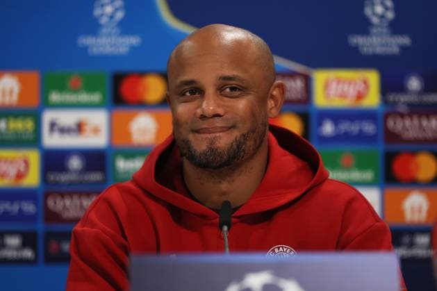 Football, Men, Champions League, Season 2024 2025, FC Bayern Munich, International Press Conference Vincent Kompany, Coach FC Bayern Munich at the press conference, head, portrait, smirk, smirking