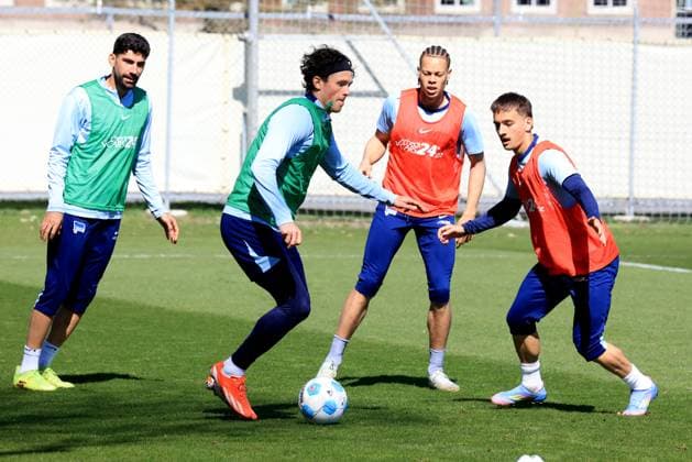 DEU, DFL, 2 FBL Hertha BSC, Training, 08 04 2025, Sportforum, Berlin, DEU, DFL, 2 FBL Hertha BSC, Training, in the picture Fabian Reese Hertha BSC Berlin 11 , Michal Karbownik Hertha BSC Berlin 33 , Andreas Bouchalakis Hertha BSC Berlin 5 , Derry Scherhant Hertha BSC Berlin 39 DFL regulations prohibit any use of Photographs as image sequences and or quasi video Foto Juergen Engler nordphoto GmbH nordphotoxGmbHx xEngler nph00076