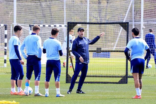 DEU, DFL, 2 FBL Hertha BSC, Training, 08 04 2025, Sportforum, Berlin, DEU, DFL, 2 FBL Hertha BSC, Training, im Bild Cheftrainer Stefan Leitl Hertha BSC Berlin , Hertha Spielerkreis DFL regulations prohibit any use of Photographs as image sequences and or quasi video Foto Juergen Engler nordphoto GmbH nordphotoxGmbHx xEngler nph00076