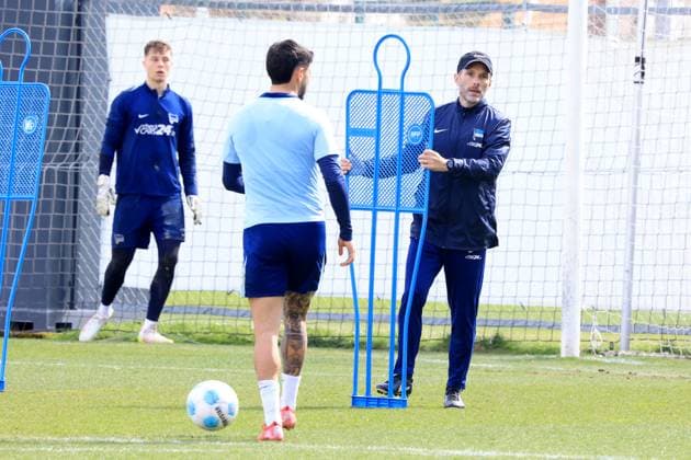 DEU, DFL, 2 FBL Hertha BSC, Training, 08 04 2025, Sportforum, Berlin, DEU, DFL, 2 FBL Hertha BSC, Training, im Bild Cheftrainer Stefan Leitl Hertha BSC Berlin , Kevin Sessa Hertha BSC Berlin 8 , Tjark Ernst Hertha BSC Berlin 1 DFL regulations prohibit any use of Photographs as image sequences and or quasi video Foto Juergen Engler nordphoto GmbH nordphotoxGmbHx xEngler nph00076