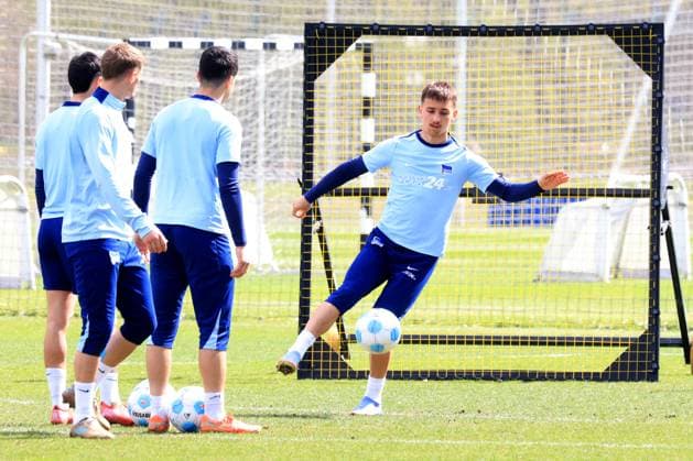 DEU, DFL, 2 FBL Hertha BSC, Training, 08 04 2025, Sportforum, Berlin, DEU, DFL, 2 FBL Hertha BSC, Training, im Bild Michal Karbownik Hertha BSC Berlin 33 DFL regulations prohibit any use of Photographs as image sequences and or quasi video Foto Juergen Engler nordphoto GmbH nordphotoxGmbHx xEngler nph00076