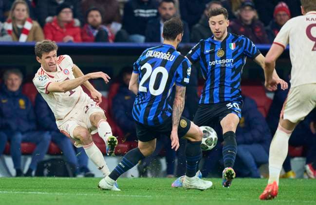 Thomas MUELLER, MÜLLER, FCB 25 compete for the ball, tackling, duel, header, zweikampf, action, fight against Hakan Calhanoglu Inter Mailand 20 Carlo Zopolato Neves Inter Mailand 30 in the quarterfinal match FC BAYERN MUENCHEN - INTER MAILAND of football UEFA Champions League in season 2024 2025 in Munich, Apr 8, 2025 , FCB, , München