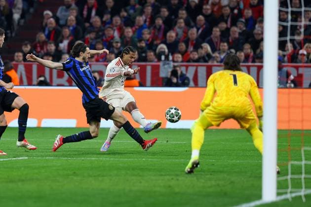 in duel, action, with Matteo Darmian 36 Inter Milan , Serge Gnabry 7 FC Bayern Muenchen , Yann Sommer 1 Inter Milan , FC Bayern Muenchen vs Inter Milan, football, Champions League, quarter-final, first leg, 08 04 2025 Muenchen Bayern Germany Copyright: xkolbert-press ChristianxKolbertx