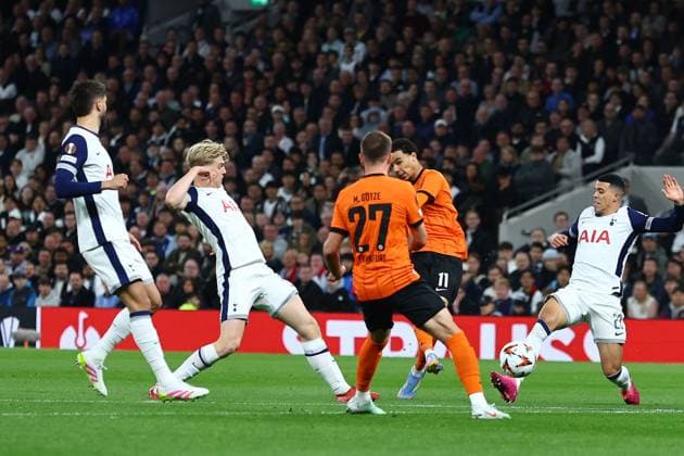 Hugo Ekitike of Eintracht Frankfurt scores the opening goal Tottenham Hotspur v Eintracht Frankfurt, UEFA Europa League, Quarter Final, First Leg, Football, Tottenham Hotspur Stadium, London, UK - 10 Apr 2025 EDITORIAL USE ONLY No use with unauthorised audio, video, data, fixture lists, club league logos or live services. Online in-match use limited to 120 images, no video emulation. No use in betting, games or single club league player publications. Copyright: xMichaelxZemanek Shutterstockx 15243632m