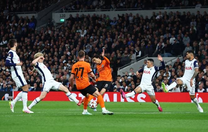 Hugo Ekitike of Eintracht Frankfurt scores the opening goal Tottenham Hotspur v Eintracht Frankfurt, UEFA Europa League, Quarter Final, First Leg, Football, Tottenham Hotspur Stadium, London, UK - 10 Apr 2025 EDITORIAL USE ONLY No use with unauthorised audio, video, data, fixture lists, club league logos or live services. Online in-match use limited to 120 images, no video emulation. No use in betting, games or single club league player publications. Copyright: xMichaelxZemanek Shutterstockx 15243632s