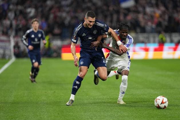 Diogo Dalot of Man Utd takes on Paul Akouokou of Lyon Olympique Lyonnais v Manchester United, ManU UEFA Europa League, Quarter Final, First Leg, Football, Groupama Stadium, Lyon, France - 10 Apr 2025 EDITORIAL USE ONLY No use with unauthorised audio, video, data, fixture lists, club league logos or live services. Online in-match use limited to 120 images, no video emulation. No use in betting, games or single club league player publications. Copyright: xDavexWinter Shutterstockx 15243617ag