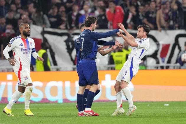 Mason Mount of Man Utd reacts to a foul by Nicolas Tagliafico of Lyon Olympique Lyonnais v Manchester United, ManU UEFA Europa League, Quarter Final, First Leg, Football, Groupama Stadium, Lyon, France - 10 Apr 2025 EDITORIAL USE ONLY No use with unauthorised audio, video, data, fixture lists, club league logos or live services. Online in-match use limited to 120 images, no video emulation. No use in betting, games or single club league player publications. Copyright: xDavexWinter Shutterstockx 15243617ce