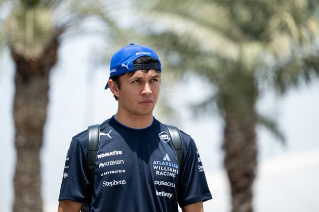 Alexander Albon Atlassian Williams Racing, Thailand, 23 , BAH, Formula 1 World Championship, Gulf Air Grand Prix of Bahrain, Bahrain International Circuit, Arrival of the drivers, 2025 season, 11 04 2025 BAH, Formula 1 World Championship, Gulf Air Grand Prix of Bahrain, Bahrain International Circuit, Arrival of the drivers, 2025 season, 11 04 2025 Sakhir Copyright: xEibner-Pressefoto Memmlerx EP_MMR