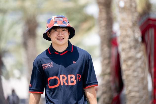 Yuki Tsunoda Oracle Red Bull Racing, Japan, 22 with hat, BAH, Formula 1 World Championship, Gulf Air Grand Prix of Bahrain, Bahrain International Circuit, Drivers arrival, 2025 season, 11 04 2025 BAH, Formula 1 World Championship, Gulf Air Grand Prix of Bahrain, Bahrain International Circuit, Drivers arrival, 2025 season, 11 04 2025 Sakhir Copyright: xEibner-Pressefoto Memmlerx EP_MMR