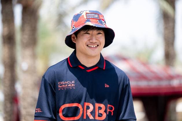 Yuki Tsunoda Oracle Red Bull Racing, Japan, 22 with hat, BAH, Formula 1 World Championship, Gulf Air Grand Prix of Bahrain, Bahrain International Circuit, Drivers arrival, 2025 season, 11 04 2025 BAH, Formula 1 World Championship, Gulf Air Grand Prix of Bahrain, Bahrain International Circuit, Drivers arrival, 2025 season, 11 04 2025 Sakhir Copyright: xEibner-Pressefoto Memmlerx EP_MMR