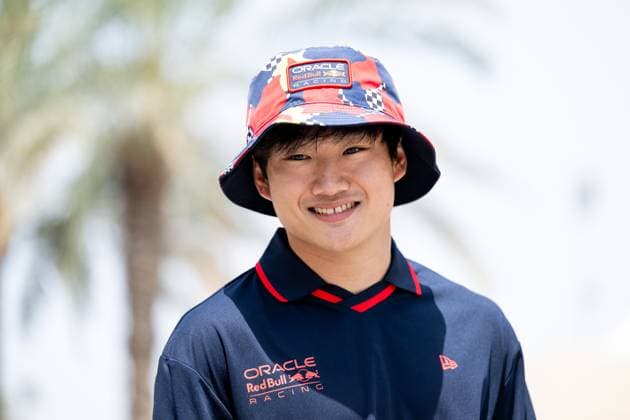 Yuki Tsunoda Oracle Red Bull Racing, Japan, 22 with hat, BAH, Formula 1 World Championship, Gulf Air Grand Prix of Bahrain, Bahrain International Circuit, Drivers arrival, 2025 season, 11 04 2025 BAH, Formula 1 World Championship, Gulf Air Grand Prix of Bahrain, Bahrain International Circuit, Drivers arrival, 2025 season, 11 04 2025 Sakhir Copyright: xEibner-Pressefoto Memmlerx EP_MMR
