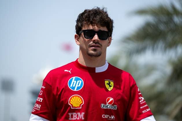 Charles Leclerc Scuderia Ferrari HP, Monaco, 16 , BAH, Formula 1 World Championship, Gulf Air Grand Prix of Bahrain, Bahrain International Circuit, Arrival of the drivers, 2025 season, 11 04 2025 BAH, Formula 1 World Championship, Gulf Air Grand Prix of Bahrain, Bahrain International Circuit, Arrival of the drivers, 2025 season, 11 04 2025 Sakhir Copyright: xEibner-Pressefoto Memmlerx EP_MMR