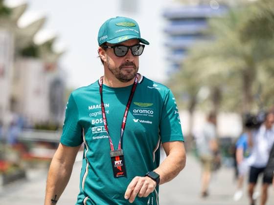 Fernando Alonso Aston Martin Aramco F1 Team, Spain, 14 , BAH, Formula 1 World Championship, Gulf Air Grand Prix of Bahrain, Bahrain International Circuit, Drivers arrival, 2025 season, 11 04 2025 BAH, Formula 1 World Championship, Gulf Air Grand Prix of Bahrain, Bahrain International Circuit, Drivers arrival, 2025 season, 11 04 2025 Sakhir Copyright: xEibner-Pressefoto Memmlerx EP_MMR