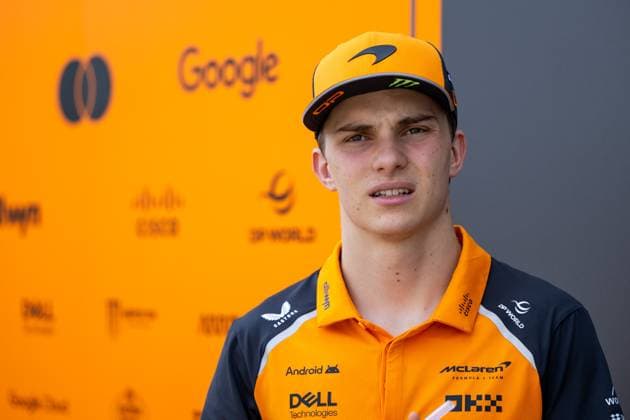 Oscar Piastri McLaren Formula 1 Team, Australia, 81 , BAH, Formula 1 World Championship, Gulf Air Grand Prix of Bahrain, Bahrain International Circuit, Arrival of the drivers, 2025 season, 11 04 2025 BAH, Formula 1 World Championship, Gulf Air Grand Prix of Bahrain, Bahrain International Circuit, Arrival of the drivers, 2025 season, 11 04 2025 Sakhir Copyright: xEibner-Pressefoto Memmlerx EP_MMR