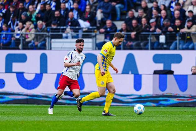 Marco Richter Hamburger SV, 20 , Paul Jaeckel Eintracht Braunschweig, 03 GER, Hamburger SV vs Eintracht Braunschweig, Football, 2 Bundesliga, Matchday 29, Season 2024 2025, 11 04 2025 DFL REGULATIONS PROHIBIT ANY USE OF PHOTOGRAPHS AS IMAGE SEQUENCES AND OR QUASI VIDEO GER, Hamburger SV vs Eintracht Braunschweig, Football, 2 Bundesliga, Matchday 29, Season 2024 2025, 11 04 2025 Hamburg Copyright: xEibner-Pressefoto MarcelxvonxFehrnx EP_MFN