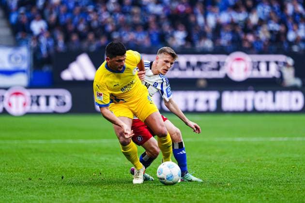 Jannis Nikolaou Eintracht Braunschweig, 04 , Emir Sahiti Hamburger SV, 29 GER, Hamburger SV vs Eintracht Braunschweig, Football, 2 Bundesliga, Matchday 29, Season 2024 2025, 11 04 2025 DFL REGULATIONS PROHIBIT ANY USE OF PHOTOGRAPHS AS IMAGE SEQUENCES AND OR QUASI VIDEO GER, Hamburger SV vs Eintracht Braunschweig, Football, 2 Bundesliga, Matchday 29, Season 2024 2025, 11 04 2025 Hamburg Copyright: xEibner-Pressefoto MarcelxvonxFehrnx EP_MFN