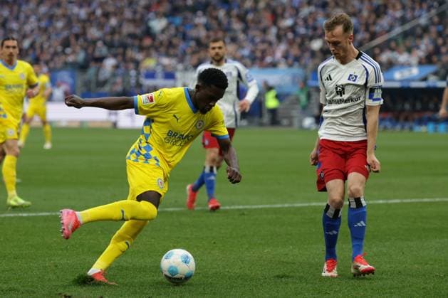 GER, xFSx , Hamburg, HSV , 2 Bundesliga , Football, DFL, Hamburger SV vs Eintracht Braunschweig , im Hamburger Volksparkstadion , 12 04 2025 , v l Richmond Tachie Eintracht Braunschweig ,29 , Sebastian Schonlau Hamburger SV , 4 DFL regulations prohibit any use of photographs as image sequences and or quasi video Copyright: HMBxMedia FernandoxSoares