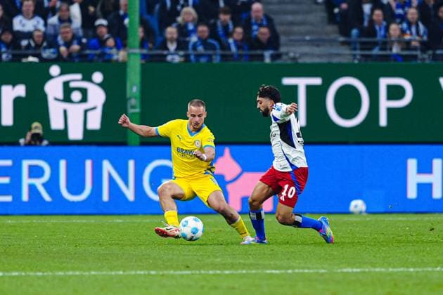 Marvin Rittmueller Eintracht Braunschweig, 18 , Immanuel Pherai Hamburger SV, 10 GER, Hamburger SV vs Eintracht Braunschweig, Football, 2 Bundesliga, Matchday 29, Season 2024 2025, 11 04 2025 DFL REGULATIONS PROHIBIT ANY USE OF PHOTOGRAPHS AS IMAGE SEQUENCES AND OR QUASI VIDEO GER, Hamburger SV vs Eintracht Braunschweig, Football, 2 Bundesliga, Matchday 29, Season 2024 2025, 11 04 2025 Hamburg Copyright: xEibner-Pressefoto MarcelxvonxFehrnx EP_MFN