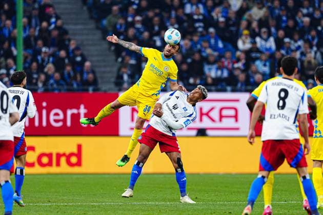 Header duel aerial duel Robin Krausse Eintracht Braunschweig, 39 , Ransford Yeboah Koenigsdoerffer Hamburger SV, 11 GER, Hamburger SV vs Eintracht Braunschweig, Football, 2 Bundesliga, Matchday 29, Season 2024 2025, 11 04 2025 DFL REGULATES PROHIBIT ANY USE OF PHOTOGRAPHS AS IMAGE SEQUENCES AND OR QUASI VIDEO GER, Hamburger SV vs Eintracht Braunschweig, Football, 2 Bundesliga, Matchday 29, Season 2024 2025, 11 04 2025 Hamburg Copyright: xEibner-Pressefoto MarcelxvonxFehrnx EP_MFN