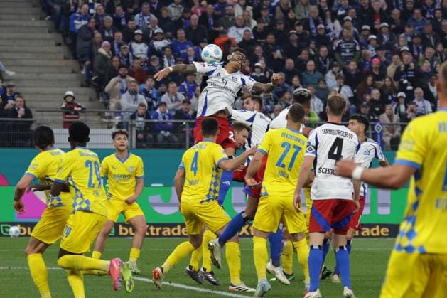 GER, xFSx , Hamburg, HSV , 2 Bundesliga , Soccer, DFL, Hamburger SV vs Eintracht Braunschweig , in Hamburger Volksparkstadion , 12 04 2025 , v l Davie Selke Hamburger SV ,27 jumps to the ball DFL regulations prohibit any use of photographs as image sequences and or quasi video Copyright: HMBxMedia FernandoxSoares