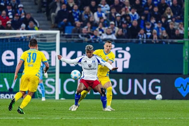 Ransford Yeboah Koenigsdoerffer Hamburger SV, 11 , Sven Koehler Eintracht Braunschweig, 27 GER, Hamburger SV vs Eintracht Braunschweig, Football, 2 Bundesliga, Matchday 29, Season 2024 2025, 11 04 2025 DFL REGULATES PROHIBIT ANY USE OF PHOTOGRAPHS AS IMAGE SEQUENCES AND OR QUASI VIDEO GER, Hamburger SV vs Eintracht Braunschweig, Football, 2 Bundesliga, Matchday 29, Season 2024 2025, 11 04 2025 Hamburg Copyright: xEibner-Pressefoto MarcelxvonxFehrnx EP_MFN