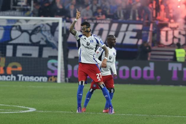 GER, xFSx , Hamburg, HSV , 2 Bundesliga , Soccer, DFL, Hamburger SV vs Eintracht Braunschweig , in Hamburger Volksparkstadion , 12 04 2025 , v l Davie Selke Hamburger SV ,27 celebrates his goal to 1 2 Anschlusstreffer DFL regulations prohibit any use of photographs as image sequences and or quasi video Copyright: HMBxMedia FernandoxSoares
