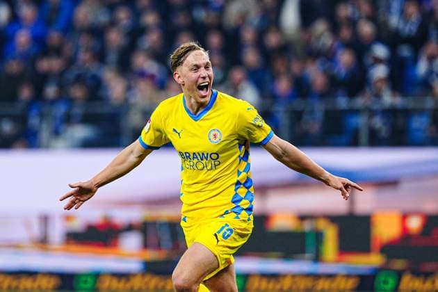 Goal celebration Julian Baas Eintracht Braunschweig, 16 after goal to 1 3 GER, Hamburger SV vs Eintracht Braunschweig, Football, 2 Bundesliga, Matchday 29, Season 2024 2025, 11 04 2025 DFL REGULATIONS PROHIBIT ANY USE OF PHOTOGRAPHS AS IMAGE SEQUENCES AND OR QUASI VIDEO GER, Hamburger SV vs Eintracht Braunschweig, Football, 2 Bundesliga, Matchday 29, Season 2024 2025, 11 04 2025 Hamburg Copyright: xEibner-Pressefoto MarcelxvonxFehrnx EP_MFN