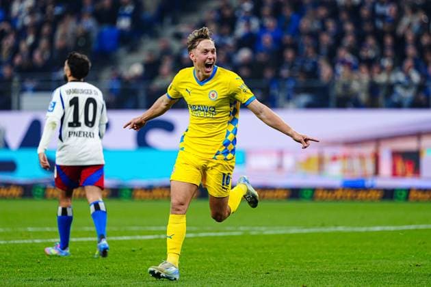 Goal celebration Julian Baas Eintracht Braunschweig, 16 after goal to 1 3 GER, Hamburger SV vs Eintracht Braunschweig, Football, 2 Bundesliga, Matchday 29, Season 2024 2025, 11 04 2025 DFL REGULATIONS PROHIBIT ANY USE OF PHOTOGRAPHS AS IMAGE SEQUENCES AND OR QUASI VIDEO GER, Hamburger SV vs Eintracht Braunschweig, Football, 2 Bundesliga, Matchday 29, Season 2024 2025, 11 04 2025 Hamburg Copyright: xEibner-Pressefoto MarcelxvonxFehrnx EP_MFN