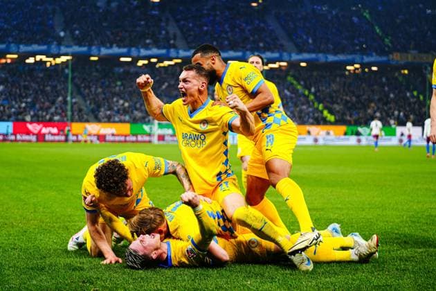 Goal celebration Eintracht Braunschweig after goal to 1 3 Julian Baas Eintracht Braunschweig, 16 GER, Hamburger SV vs Eintracht Braunschweig, Football, 2 Bundesliga, Matchday 29, Season 2024 2025, 11 04 2025 DFL REGULATIONS PROHIBIT ANY USE OF PHOTOGRAPHS AS IMAGE SEQUENCES AND OR QUASI VIDEO GER, Hamburger SV vs Eintracht Braunschweig, Football, 2 Bundesliga, Matchday 29, Season 2024 2025, 11 04 2025 Hamburg Copyright: xEibner-Pressefoto MarcelxvonxFehrnx EP_MFN