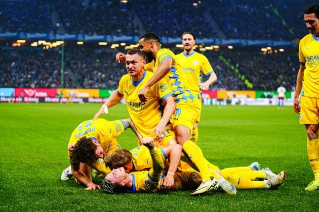 Goal celebration Eintracht Braunschweig after goal to 1 3 Julian Baas Eintracht Braunschweig, 16 GER, Hamburger SV vs Eintracht Braunschweig, Football, 2 Bundesliga, Matchday 29, Season 2024 2025, 11 04 2025 DFL REGULATIONS PROHIBIT ANY USE OF PHOTOGRAPHS AS IMAGE SEQUENCES AND OR QUASI VIDEO GER, Hamburger SV vs Eintracht Braunschweig, Football, 2 Bundesliga, Matchday 29, Season 2024 2025, 11 04 2025 Hamburg Copyright: xEibner-Pressefoto MarcelxvonxFehrnx EP_MFN