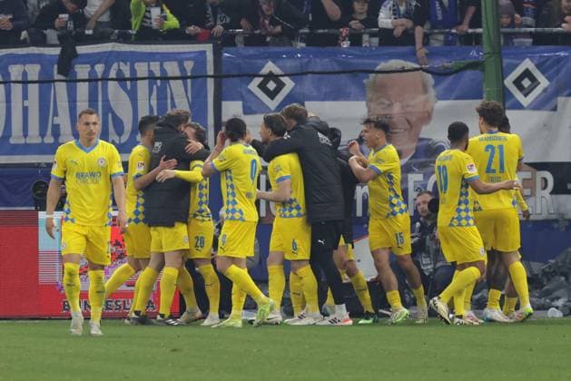 GER, xFSx , Hamburg, HSV , 2 Bundesliga , Soccer, DFL, Hamburger SV vs Eintracht Braunschweig , in Hamburger Volksparkstadion , 12 04 2025 , v l Eintracht Braunschweig celebrates the 4 2 victory against HSV jubilant, cheering, jubilating, jubilation, final cheer, final jubilation, emotion, joy DFL regulations prohibit any use of photographs as image sequences and or quasi video Copyright: HMBxMedia FernandoxSoares