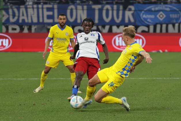 GER, xFSx , Hamburg, HSV , 2 Bundesliga , Soccer, DFL, Hamburger SV vs Eintracht Braunschweig , im Hamburger Volksparkstadion , 12 04 2025 , v l Fabio Balde Hamburger SV ,45 in duel with Julian Baas Eintracht Braunschweig ,16 DFL regulations prohibit any use of photographs as image sequences and or quasi video Copyright: HMBxMedia FernandoxSoares