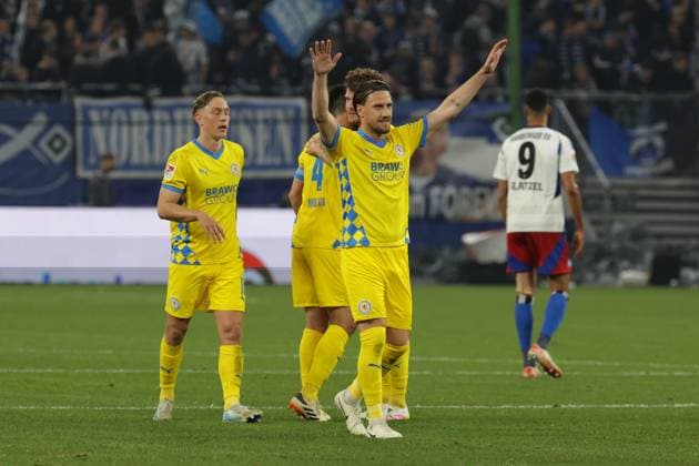 GER, xFSx , Hamburg, HSV , 2 Bundesliga , Soccer, DFL, Hamburger SV vs Eintracht Braunschweig , in Hamburger Volksparkstadion , 12 04 2025 , v l Eintracht Braunschweig celebrates the 4 2 victory against HSV jubilant, cheering, jubilating, jubilation, final cheer, final jubilation, emotion, joy DFL regulations prohibit any use of photographs as image sequences and or quasi video Copyright: HMBxMedia FernandoxSoares