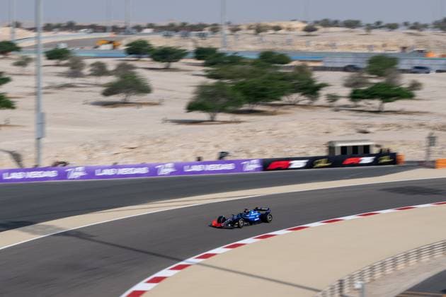 Alexander Albon Atlassian Williams Racing, Thailand, 23 in the FW47, behind him view over the race track in the desert, BAH, Formula 1 World Championship, Gulf Air Grand Prix of Bahrain, Bahrain International Circuit, Free Practice, 2025 season, 11 04 2025 BAH, Formula 1 World Championship, Gulf Air Grand Prix of Bahrain, Bahrain International Circuit, Free Practice, 2025 season, 11 04 2025 Sakhir Copyright: xEibner-Pressefoto Memmlerx EP_MMR