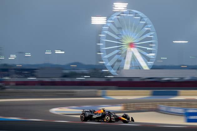 Max Verstappen Oracle Red Bull Racing, Netherlands, 01 in RB21, behind him the Ferris wheel, BAH, Formula 1 World Championship, Gulf Air Grand Prix of Bahrain, Bahrain International Circuit, Free Practice, 2025 season, 11 04 2025 BAH, Formula 1 World Championship, Gulf Air Grand Prix of Bahrain, Bahrain International Circuit, Free Practice, 2025 season, 11 04 2025 Sakhir Copyright: xEibner-Pressefoto Memmlerx EP_MMR